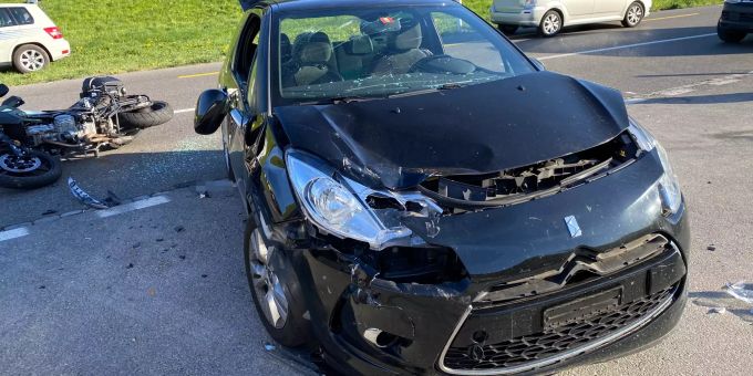 Der Motorradlenker verletzte sich bei der Kollision leicht und wurde ins Spital überführt. Kollision