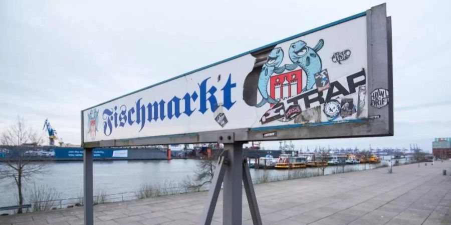 Sonntagmorgen an der Elbe - und der Fischmarkt menschenleer. Seit März hat die Hamburger Institution geschlossen. Foto: Daniel Bockwoldt/dpa