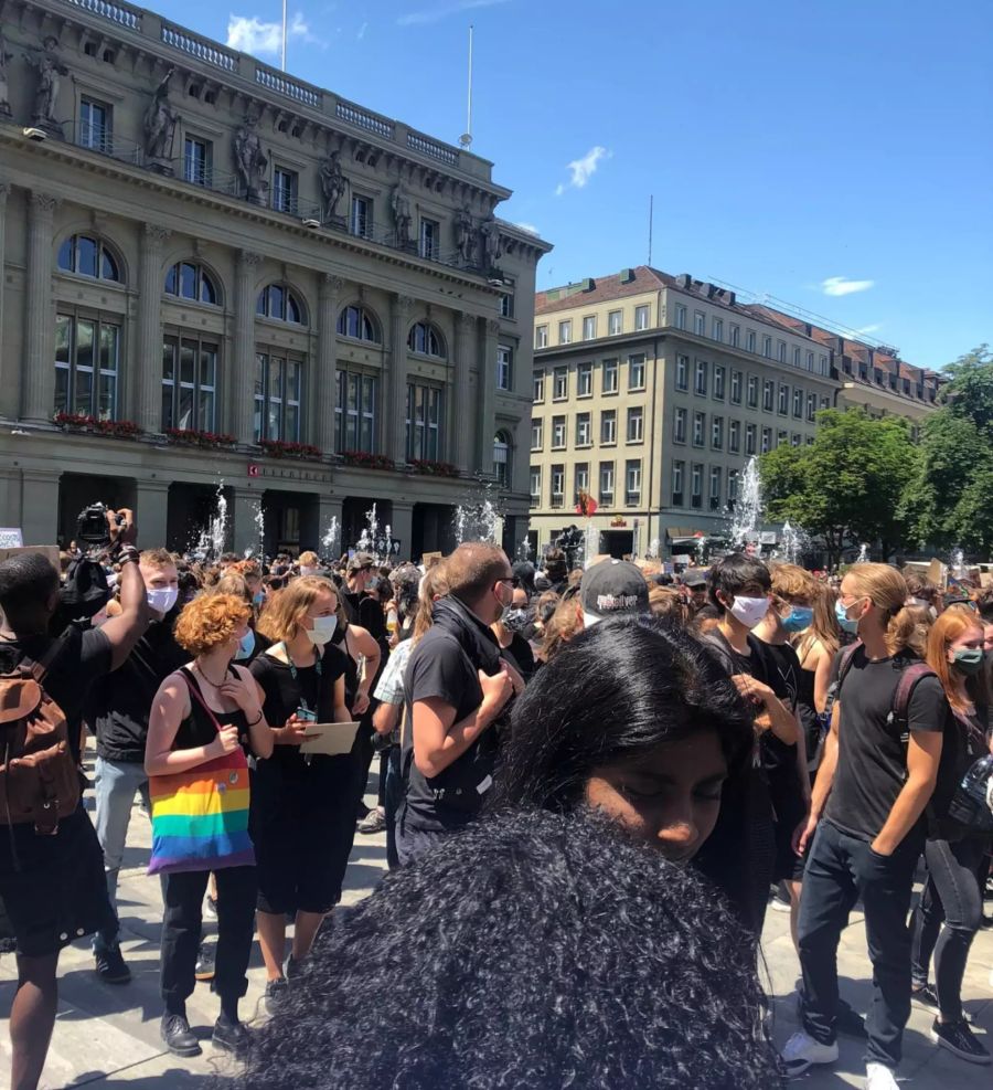 Menschen demonstrieren heute Samstag in Bern gegen Rassismus.