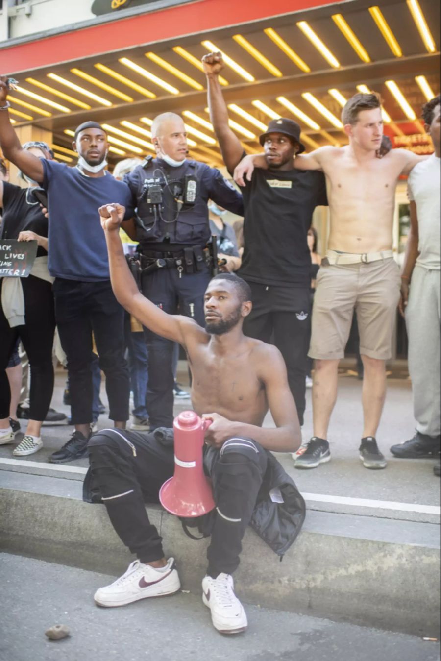 Ein weiterer Polizist stellte sich zu den Demonstranten in eine Reihe.