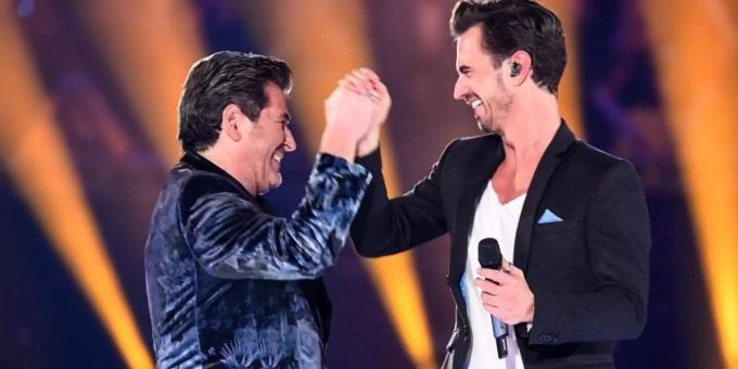 Die Sänger Thomas Anders (l) und Florian Silbereisen haben allen Grund zur Freude. Foto: Britta Pedersen/dpa-Zentralbild/dpa Die Sänger Thomas Anders (l) und Florian Silbereisen haben allen Grund zur Freude. Foto: Britta Pedersen/dpa-Zentralbild/dpa