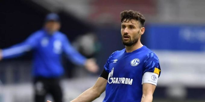 Der Schalker Daniel Caligiuri soll vor einem Wechsel zum FC Augsburg stehen. Foto: Martin Meissner/AP-Pool/dpa