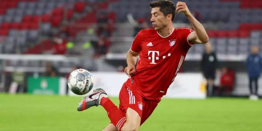 Artistische Einlage von Robert Lewandowski. Foto: Kai Pfaffenbach/Reuters/Pool/dpa