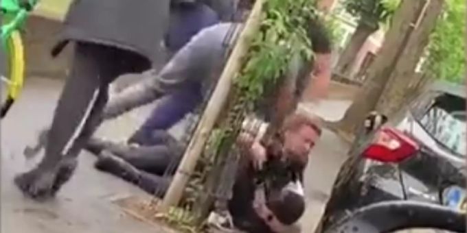 Während ein Polizist in London mit einem Verdächtigen kämpft, wird er von Passanten angegriffen. Polizisten London