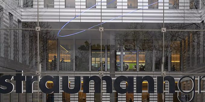 Die auf Zahnersatzlösungen spezialisierte Straumann Gruppe aut weltweit 660 Arbeitsplätze ab - davon 60 am Hauptsitz in Basel. (Archivbild) Straumann