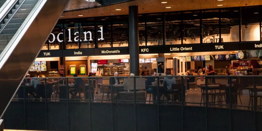 Mittag am Flughafen Kloten.