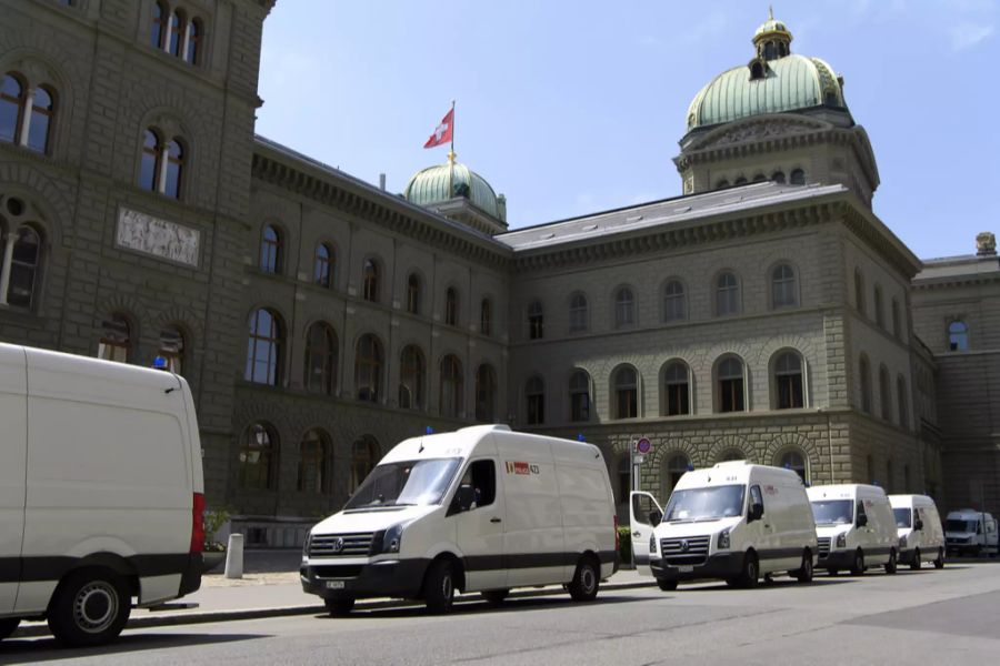 Diverse Polizeiautos parkieren vor dem Bundeshaus.