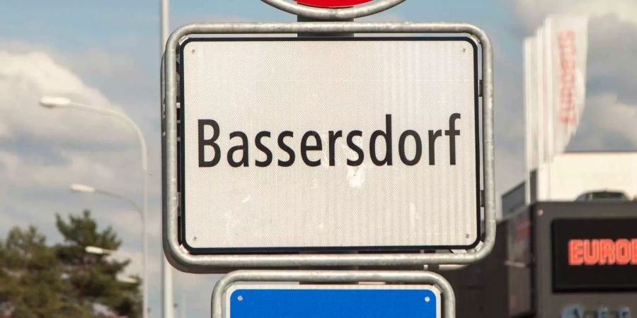 Ortsschild der Gemeinde Bassersdorf.