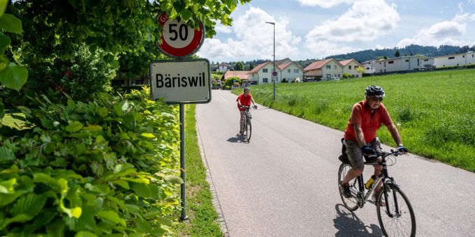 Ortstafel von Bäriswil mit Velofahrern - Bäriswil Ortstafel von Bäriswil mit Velofahrern - Bäriswil