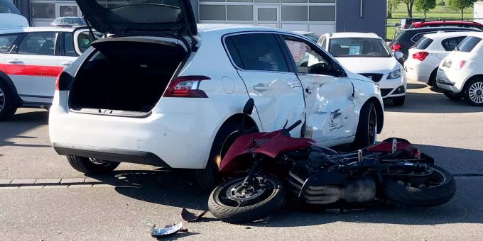 Der Motorradfahrer wurde beim Unfall leicht verletzt.