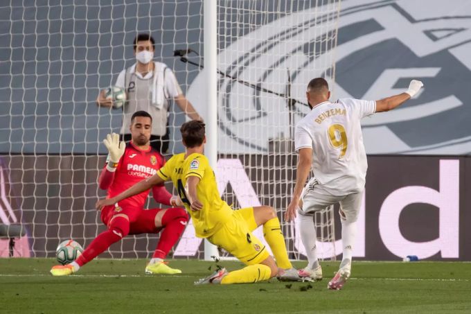 Karim Benzema trifft zum 1:0 für Real Madrid gegen den FC Villarreal. Real Madrid Villarreal CF