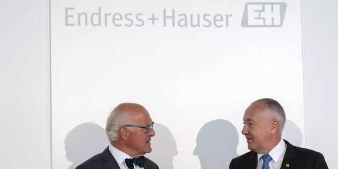 Klaus Endress (l.), der Präsident des Verwaltungsrates, und Chief Financial Officer Luc Schultheiss (r.), besprechen sich an der Bilanzmedienkonferenz der Endress + Hauser Gruppe in Basel am Dienstag, 8. Mai 2018. endress + hauser
