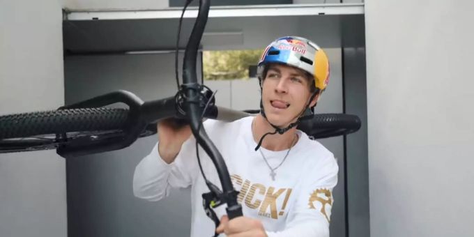 Bike-Parcours im Haus - Fabio Wibmer beweist Kreativität im Home-Office