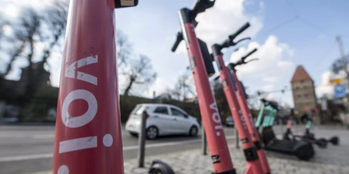Der E-Scooter-Anbieter Voi verschärft wegen hohem Alkoholkonsum während der Basler Fasnacht die Sicherheitsmassnahmen. E-Trotti Basler Fasnacht