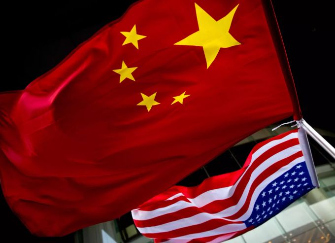 Die US-amerikanische (unten) und chinesische Nationalflaggen wehen vor einem Hotel. Die Spannungen zwischen den USA und China drücken auf den deutschen Aktienmarkt. aktienmarkt