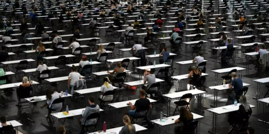 Studenten schreiben eine Prüfung an der TU Dortmund