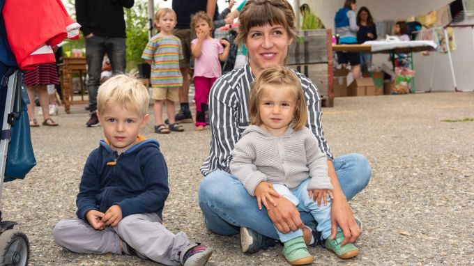 Finn, Sienna und Giulietta lauschen der Musik.