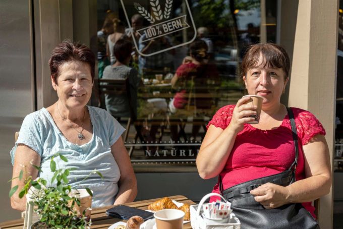 Wollten die neue Bäckerei kennenlernen: Therese Steiger (l) und Tanja Gisin (r)