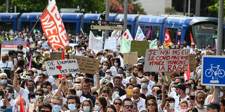 Demonstranten protestieren für bessere Arbeitsbedingungen für das Gesundheitspersonal. Die Menschen protestierten unter anderem in Montpellier, Metz und Marseille vor Kliniken, berichtete die Nachrichtenplattform Franceinfo am Dienstag. Landesweit waren für über 220 Orte Versammlungen angekündigt. Foto: Pascal Guyot/AFP/dpa