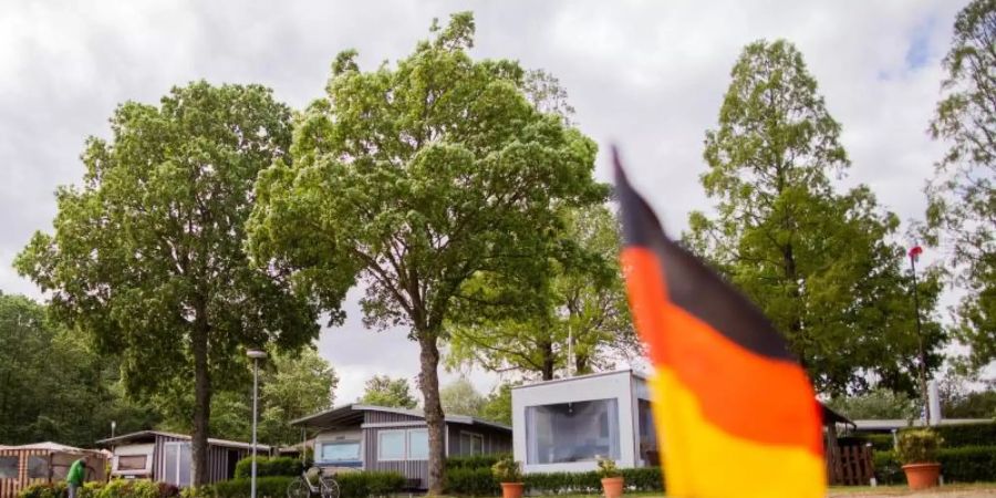 Wer in Zeiten von Corona auf Nummer sicher gehen will, plant seinen Sommerurlaub in Deutschland. Auf den heimischen Campingplätzen dürfte es in den kommenden Monaten daher voll werden. Foto: Rolf Vennenbernd/dpa