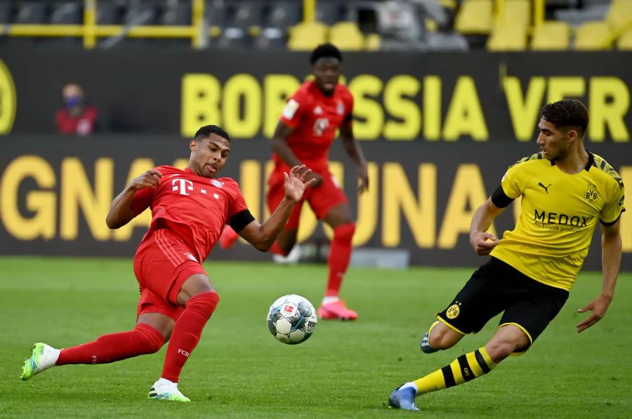 Serge Gnabry (l.) im Duell mit Achraf Hakimi.