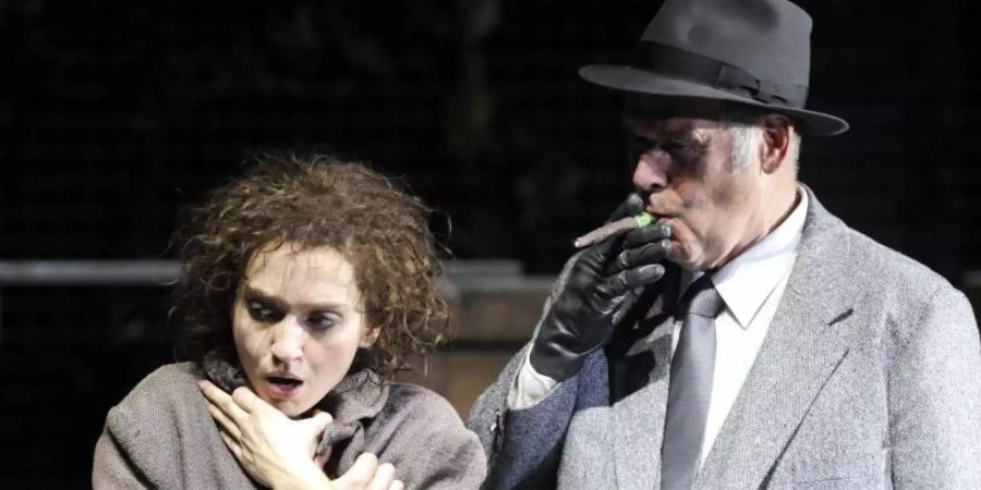 Olivia Gräser als Momo und Peter Maertens als erster grauer Herr in dem Theaterstück «Momo». Foto: Maurizio Gambarini/dpa