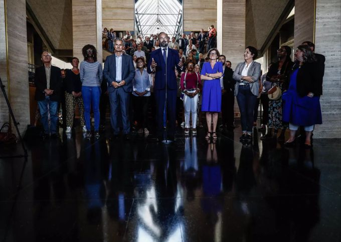 Der französische Premierminister und Kandidat für das Rathaus von Le Havre, Edouard Philippe (M), spricht, am Abend nach dem zweiten Wahlgang der Kommunalwahlen im Kreise seiner Unterstützer in Le Havre. Bei der Endrunde der Kommunalwahlen haben Grüne und ihre Verbündeten beispiellose Erfolge errungen. Philippe entschied in Le Havre mit rund 59 Prozent die Wahl für sich. Kommunalwahlen in Frankreich