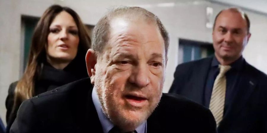 Harvey Weinstein (m.) hat sich mit einigen Klägerinnen auf einen fast 19 Millionen Dollar schweren Vergleich geeinigt. Foto: Richard Drew/AP/dpa