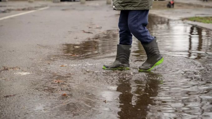 Das Wetter am Wochenende macht höchstens aufs Planschen in Pfützen Lust. (Symbolbild) Wetter