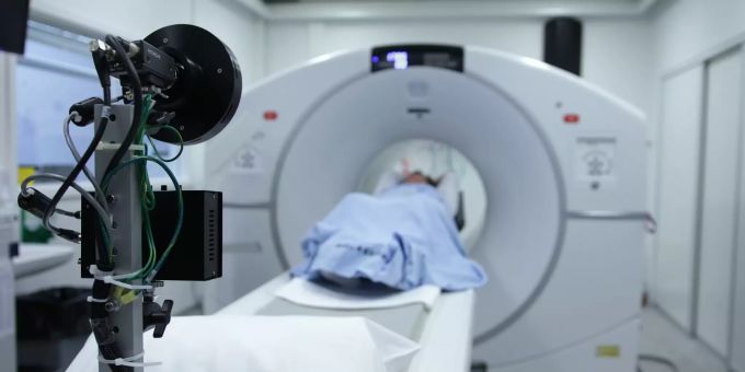 Ein Patient wird in einem Krankenhaus behandelt. Sie entscheiden aber, welche Massnahmen in einem Krankenhaus getroffen werden dürfen. Sicherheit und Organe spenden