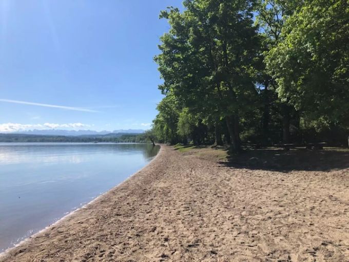 Der Sandstrand in Salavaux VD am Murtensee ist heute morgen verwaist. coronavirus