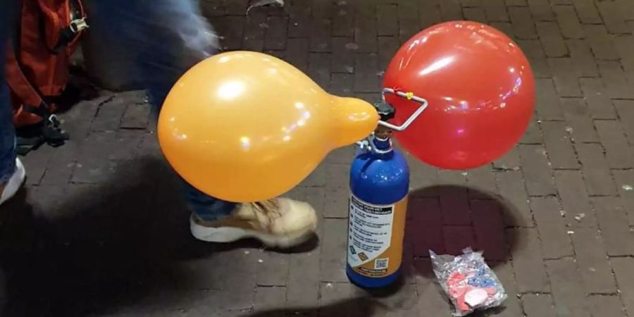 Mancherorts wie am Rembrandtplein in Amsterdam wird Lachgas als Partydroge angeboten. Die Ballons werden an Ort und Stelle aufgeblasen und die Kunden inhalieren auch auf der Strasse. Foto: Annette Birschel/dpa