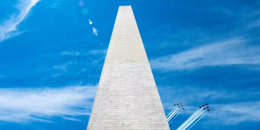 Kunstflieger am Washington Monument