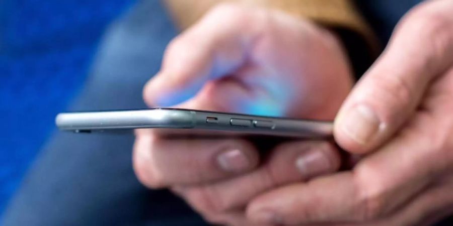 Mit der Corona-Warn-App sollen die Nutzer eine persönliche «Risikostufe für eine Infektion» ermitteln können. Foto: Hauke-Christian Dittrich/dpa