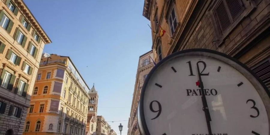 Die Via Nazionale, normalerweise eine der verkehrsreichsten Strassen des historischen Stadtzentrums von Rom, war am vergangenen Freitag noch fast menschenleer. Foto: Andrew Medichini/AP/dpa