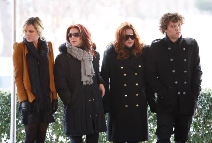 Priscilla Presley, (2.v.l.), ihre Tochter Lisa Marie Presley, (2.v.r.), und die Kinder von Lisa Marie, Riley Keough (l) und Benjamin Keough (r) nehmen an einer Veranstaltung zum Gedenken an Elvis Presley teil. Benjamin Keough