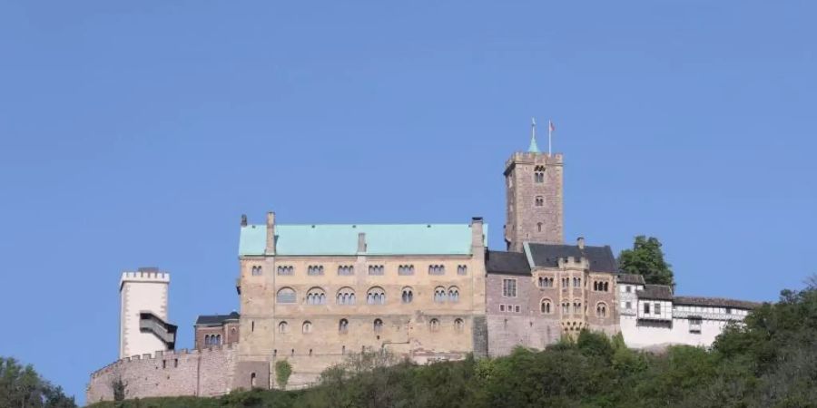Weltberühmt: die Wartburg oberhalb der Stadt Eisenach. Foto: Bodo Schackow/dpa-Zentralbild/dpa