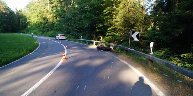 Motorradlenker prallt in Stützpfosten.
