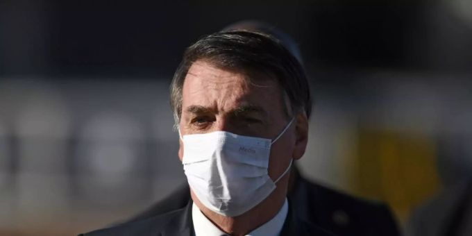 Bolsonaro mit Schutzmaske Bolsonaro mit Schutzmaske