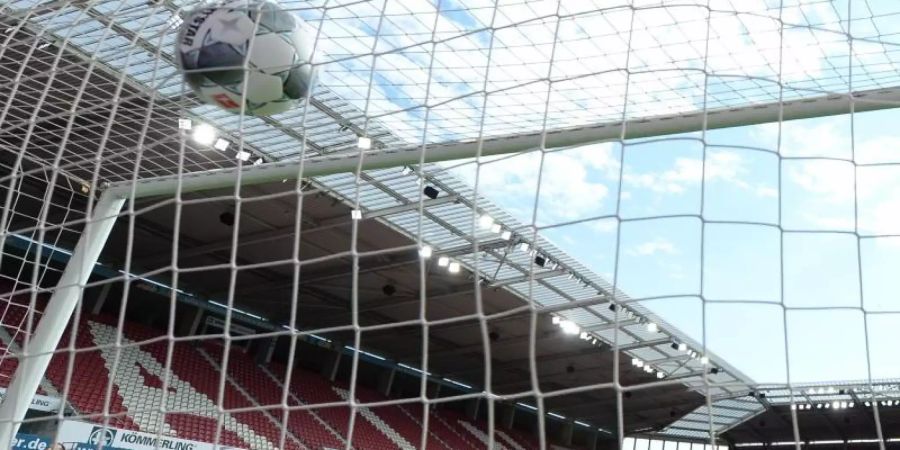 Gewohntes Bild nach der Corona-Pause: Bundesliga-Tore vor leeren Zuschauerrängen. Foto: Arne Dedert/dpa