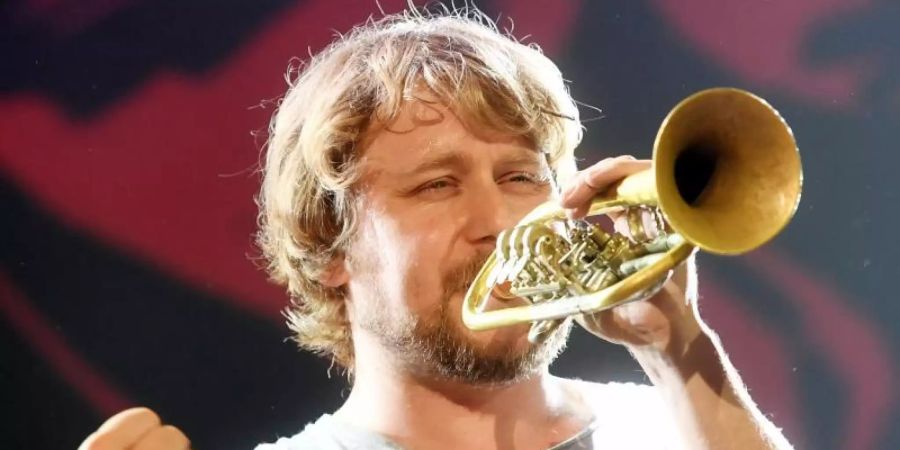 Neues Album und Biergartentour: Stefan Dettl und seine Band LaBrassBanda sind wieder am Start. Foto: picture alliance / Tobias Hase/dpa