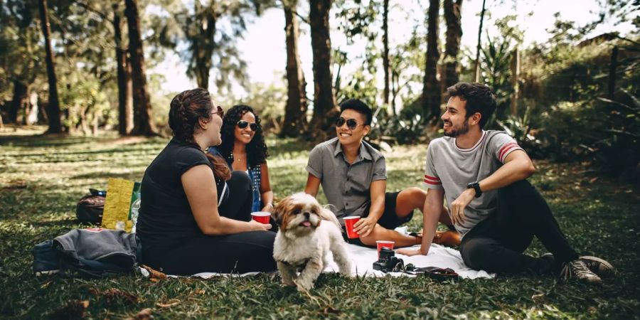 Vier Menschen mit Hund