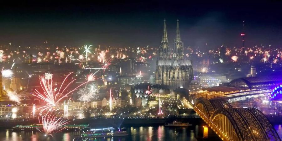 Jahreswechsel mit Feuerwerk in Köln. Foto: Henning Kaiser/dpa