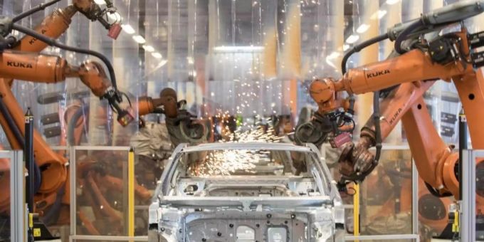 Teile eines VW Passat werden im Karosseriewerk von VW von Robotern zusammengefügt. Foto: Jörg Sarbach/dpa VW