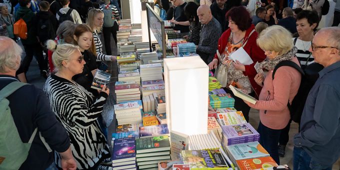 Laut Studie - Junge Menschen später in Kontakt mit Lesen von Büchern