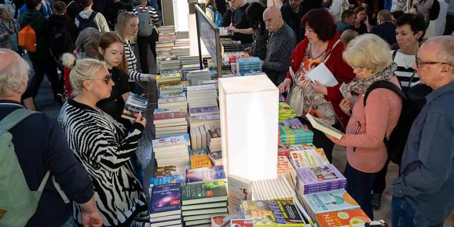 Junge Menschen kommen heute später in Kontakt mit dem Bücherlesen als früher. Zu diesem Ergebnis kommt die Studie «Bock auf Buch! - Wie junge Menschen heute Bücher finden und kaufen», die am Donnerstag während der Leipziger Buchmesse vorgestellt wurde. Foto: Hendrik Schmidt/dpa