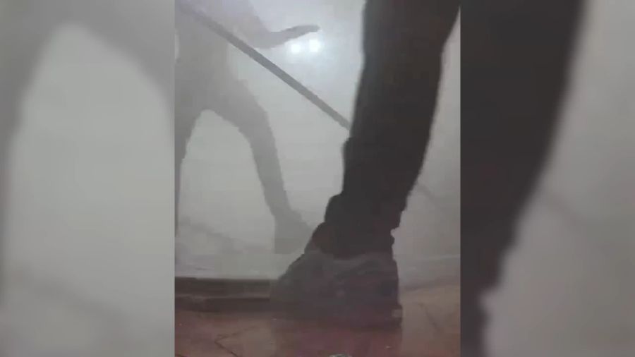 Die Männer zerstörten das Apartment und klauten alles, was sie sahen.