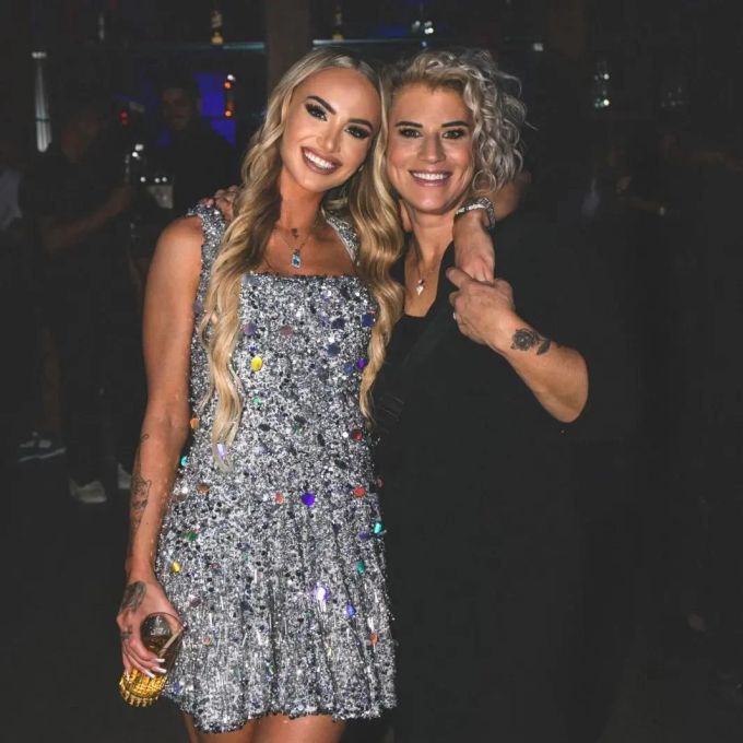 Alisha Lehmann und ihr Mami Sarah strahlen um die Wette. alisha lehmann sarah