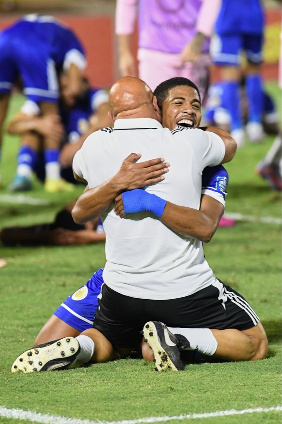 Die Beteiligten können ihr Glück nach dem Schlusspfiff kaum fassen.