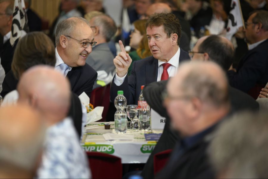 Am günstigsten kommen die SVP-Bundesräte weg. Guy Parmelin und Albert Rösti überweisen je 10'000 Franken pro Jahr an ihre Partei. (Archivbild)